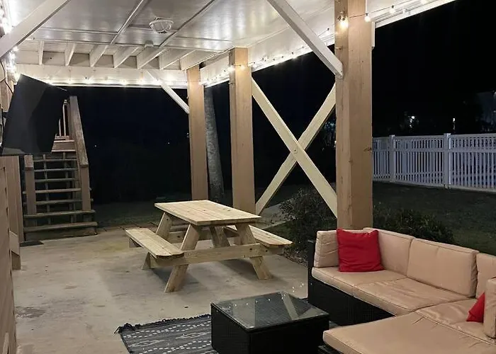 Holiday home 4br Waterfront Dock + Pool Hot Tub | Walk To