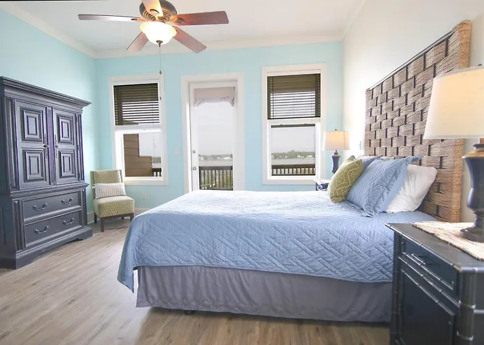 Holiday home 4br Waterfront Dock + Pool Hot Tub | Walk To