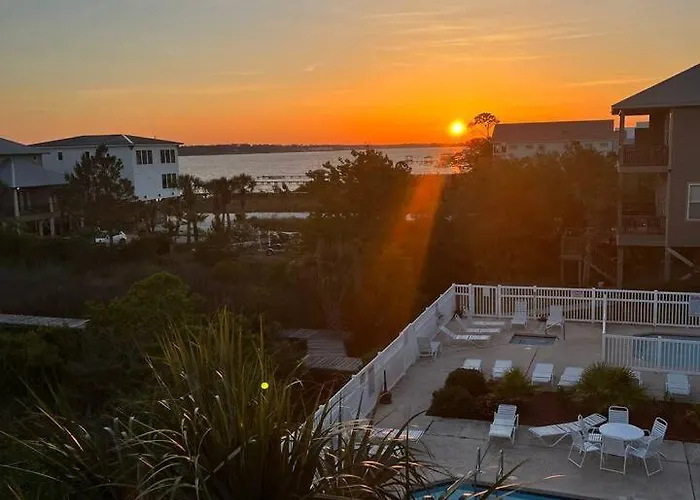 4br Waterfront Dock + Pool Hot Tub | Walk To Holiday home