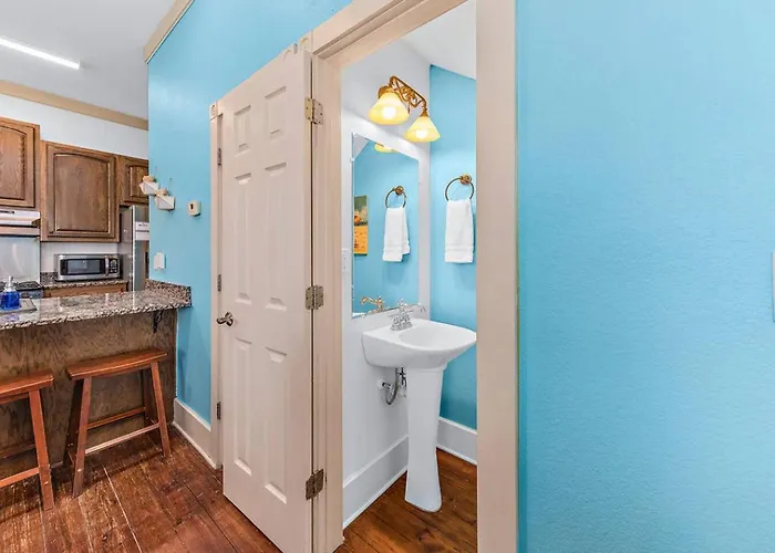 Holiday home 4br Waterfront Dock + Pool Hot Tub | Walk To